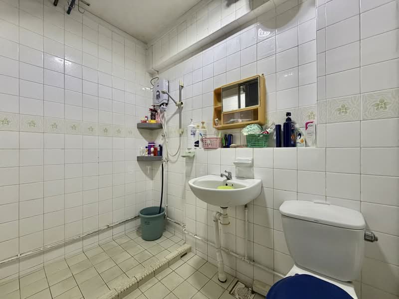 80 Lorong 4 Toa Payoh, 80 Lorong 4 Toa Payoh, 3 Bedrooms, 1,119 sqft, HDB Flat For Sale, by Steve Ho, 500219633 - Bathroom - PropertyGuru.com.sg