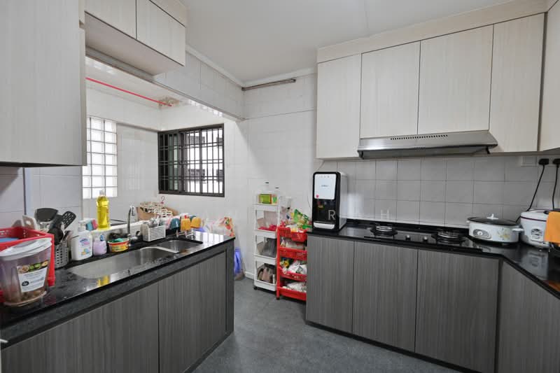 324 Sembawang Close, 324 Sembawang Close, Sembawang / Yishun, 4 Bedrooms, 1,324 sqft, HDB Flat For Sale, by Dian Sarah, 500219667 - Kitchen with Service Yard - PropertyGuru.com.sg