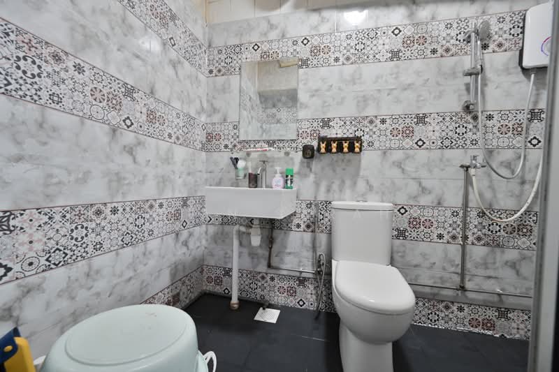 324 Sembawang Close, 324 Sembawang Close, Sembawang / Yishun, 4 Bedrooms, 1,324 sqft, HDB Flat For Sale, by Dian Sarah, 500219667 - Bathroom - PropertyGuru.com.sg
