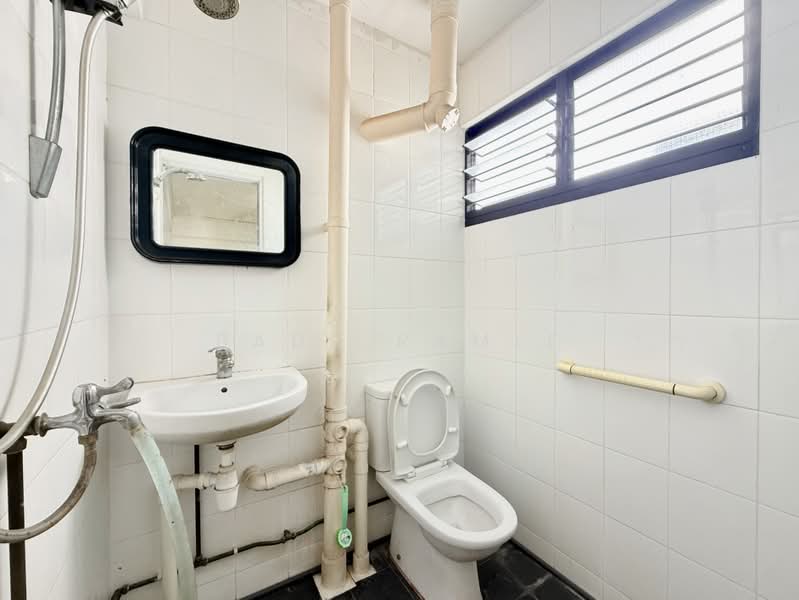 137 Yishun Ring Road, 137 Yishun Ring Road, 3 Bedrooms, 979 sqft, HDB Flat For Sale, by Badd Ramle, 500219823 - Bathroom - PropertyGuru.com.sg