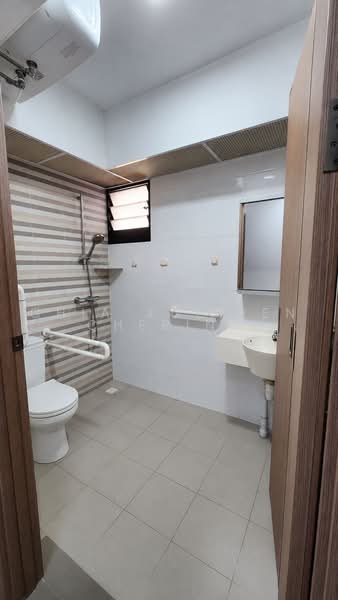 415A Northshore Drive, 415A Northshore Drive, 4 Bedrooms, 1,324 sqft, HDB Flat For Sale, by Chia Xue Fen Cherine, 500219851 - Bathroom - PropertyGuru.com.sg