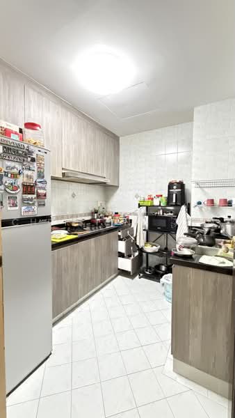 Hillview Green, 61 Hume Avenue, 2 Bedrooms, 1,012 sqft, Condominium For Sale, by Christina Tan, 500219863 - Kitchen - PropertyGuru.com.sg