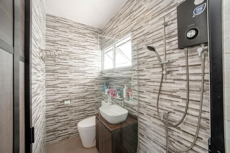 705 Jurong West Street 71, 705 Jurong West Street 71, 4 Bedrooms, 1,366 sqft, HDB Flat For Sale, by Alan Loh, 500219888 - Bathroom - PropertyGuru.com.sg