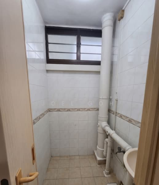 4 Ghim Moh Road, 4 Ghim Moh Road, 2 Bedrooms, 732 sqft, HDB Flat For Sale, by Joel Goh, 500219889 - Bathroom - PropertyGuru.com.sg