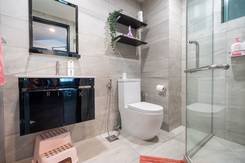 Stratford Court, 41A Bedok Ria Crescent, 3 Bedrooms, 1,733 sqft, Condominium For Sale, by Rick Khiantani, 500219916 - Bathroom - PropertyGuru.com.sg