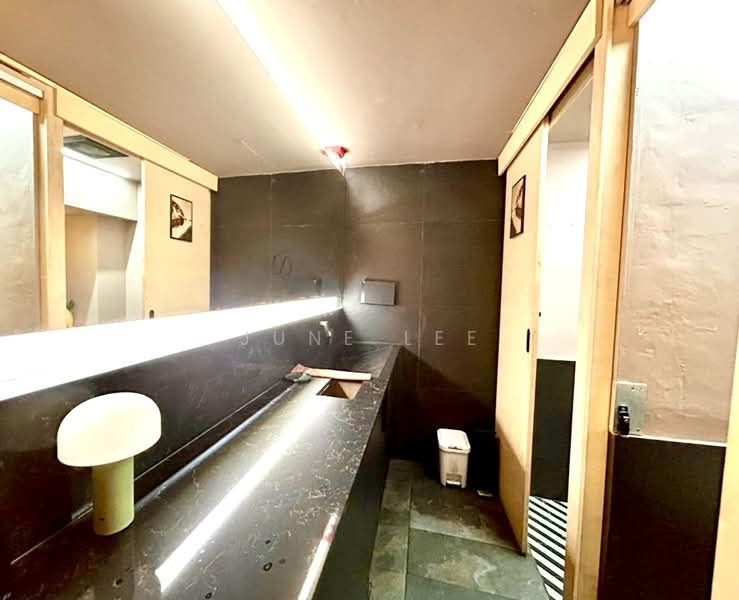 **RARE!** Fully Fitted F&B in CBD, Boon Tat Street Telok Ayer, 3,442 sqft, Food & Beverage For Rent, by June Lee, 500219955 - Bathroom - CommercialGuru.com.sg