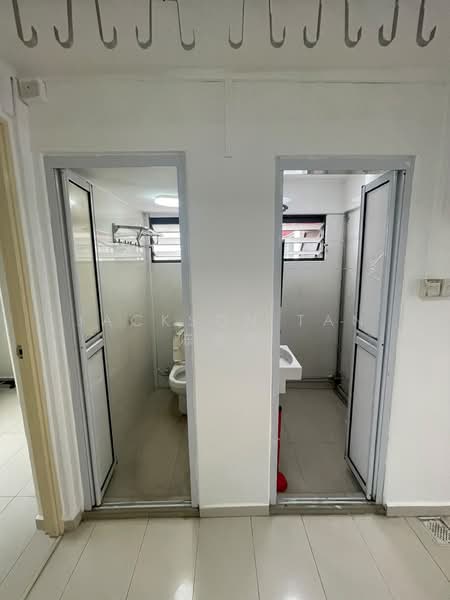 130 Bukit Merah View, 130 Bukit Merah View, 5 Bedrooms, 1,625 sqft, HDB Flat For Rent, by Jackson Tan  陈涣乐, 500219971 - Bathroom - PropertyGuru.com.sg