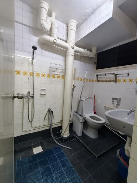413 Commonwealth Avenue West, 413 Commonwealth Avenue West, Room Rental, 200 sqft, HDB Flat For Rent, by Thomas Siah, 500219981 - Bathroom - PropertyGuru.com.sg