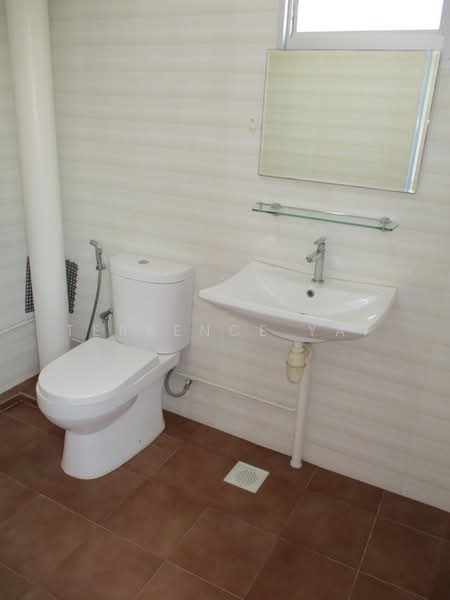 126 BISHAN ST 12, 12, 3 Bedrooms, 1,302 sqft, HDB Flat For Sale, by Terrence Yap, 500220030 - Bathroom At kitchen - PropertyGuru.com.sg