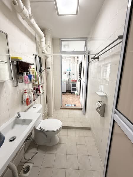162 Jalan Teck Whye, 162 Jalan Teck Whye, 5 Bedrooms, 1,313 sqft, HDB Flat For Sale, by Melvin Chee, 500220095 - Bathroom - PropertyGuru.com.sg