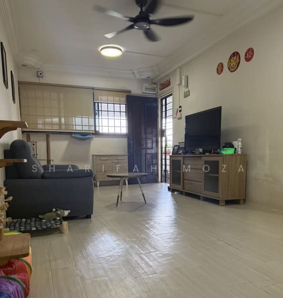 117 Yishun Ring Road, 117 Yishun Ring Road, 2 Bedrooms, 796 sqft, HDB Flat For Sale, by Sharifah Moza, 500220097 - Living Room - PropertyGuru.com.sg