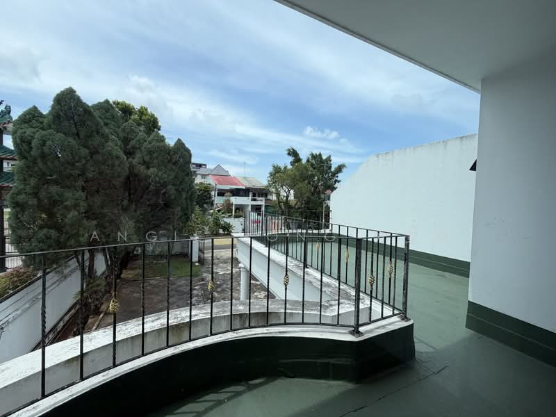 Undervalued 3 storeys Large Plot Semi-D in Hougang / Bartley / Serangoon, Hougang / Punggol / Sengkang, 7 Bedrooms, 5,500 sqft, Semi-Detached House For Sale, by Angie Hong 方安琪, 500220111 - Balcony - PropertyGuru.com.sg