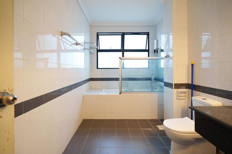 Undervalued 3 storeys Large Plot Semi-D in Hougang / Bartley / Serangoon, Hougang / Punggol / Sengkang, 7 Bedrooms, 5,500 sqft, Semi-Detached House For Sale, by Angie Hong 方安琪, 500220111 - Bathroom - PropertyGuru.com.sg