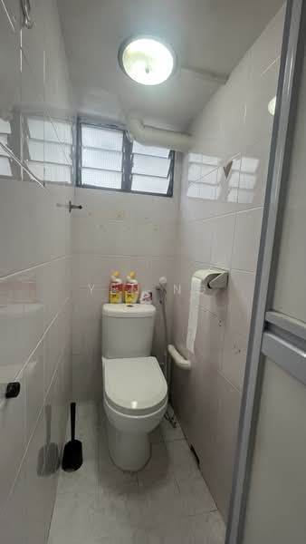 118 Lorong 1 Toa Payoh, 118 Lorong 1 Toa Payoh, 2 Bedrooms, 699 sqft, HDB Flat For Sale, by Yen Ng, 500220216 - Toilet - PropertyGuru.com.sg