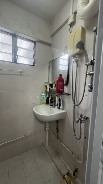118 Lorong 1 Toa Payoh, 118 Lorong 1 Toa Payoh, 2 Bedrooms, 699 sqft, HDB Flat For Sale, by Yen Ng, 500220216 - Bathroom - PropertyGuru.com.sg