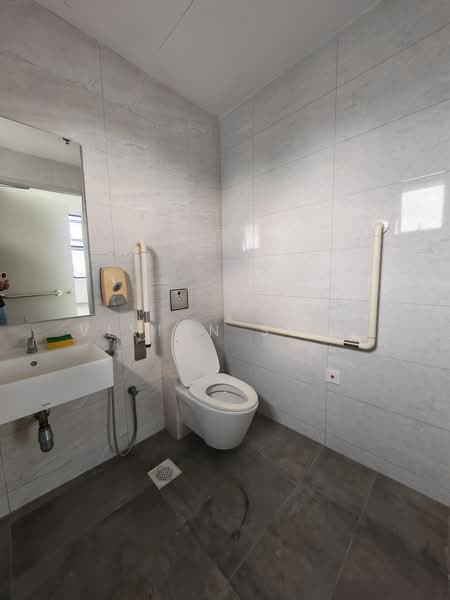 CT Hub 2, 114 Lavender Street, 689 sqft, Light Industrial (B1) For Rent, by Vivian Song, 500220223 - Bathroom - CommercialGuru.com.sg