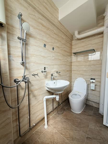 207 Bukit Batok Street 21, 207 Bukit Batok Street 21, 3 Bedrooms, 104 sqft, HDB Flat For Sale, by Kyle Low, 500220242 - Bathroom - PropertyGuru.com.sg