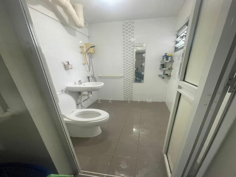 324 Bukit Batok Street 33, 324 Bukit Batok Street 33, Room Rental, 150 sqft, HDB Flat For Rent, by Alex Lim, 500220271 - Bathroom - PropertyGuru.com.sg