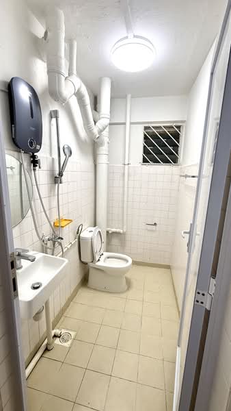 374 Bukit Batok Street 31, 374 Bukit Batok Street 31, 2 Bedrooms, 689 sqft, HDB Flat For Rent, by Linda Ho, 500220283 - Bathroom - PropertyGuru.com.sg
