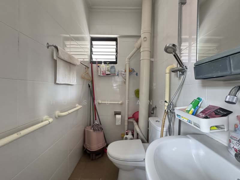 374 Bukit Batok Street 31, 374 Bukit Batok Street 31, Room Rental, 107 sqft, HDB Flat For Rent, by Ho Shu Fang ., 500220381 - Bathroom - PropertyGuru.com.sg