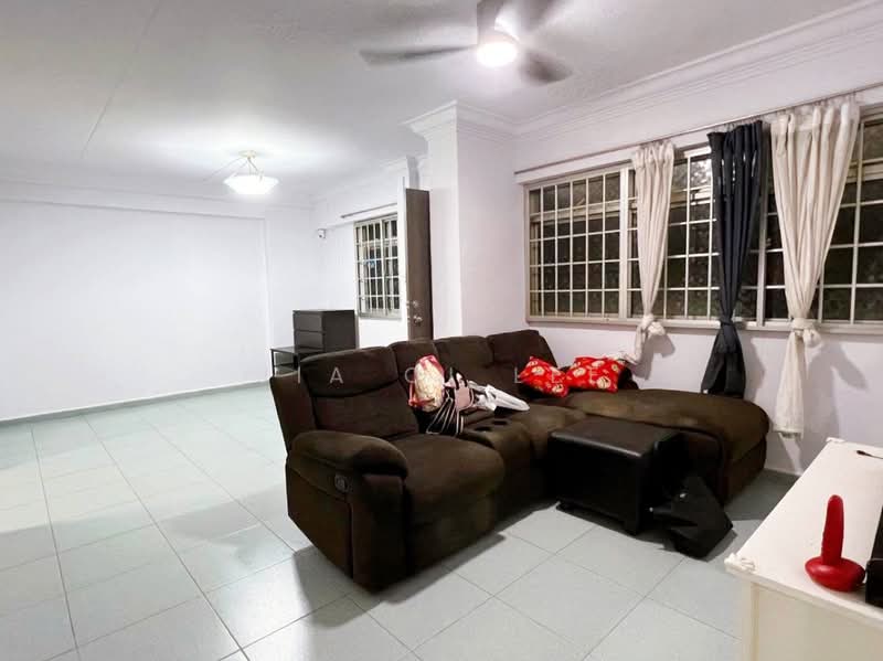 729 Woodlands Circle, 729 Woodlands Circle, 3 Bedrooms, 1,087 sqft, HDB Flat For Rent, by Jia Qi Lee, 500220435 - Living Room - PropertyGuru.com.sg
