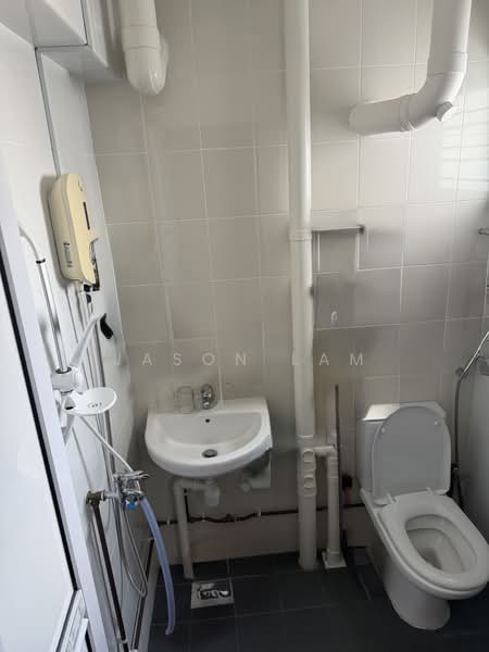 109 Serangoon North Avenue 1, 109 Serangoon North Avenue 1, 3 Bedrooms, 980 sqft, HDB Flat For Sale, by Jason Lam, 500220457 - Bathroom - PropertyGuru.com.sg