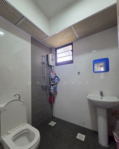458C Sengkang West Road, 458C Sengkang West Road, 2 Bedrooms, 732 sqft, HDB Flat For Sale, by Mo Alkaff, 500220465 - Common Bathroom - PropertyGuru.com.sg