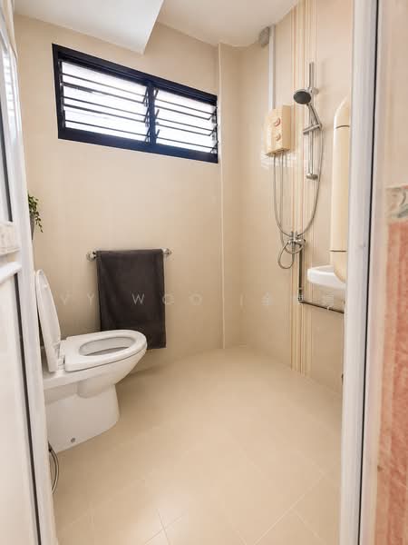 334 Hougang Avenue 5, 334 Hougang Avenue 5, 3 Bedrooms, 1,119 sqft, HDB Flat For Sale, by Ivy Woo (余娉娉), 500220470 - Bathroom - PropertyGuru.com.sg