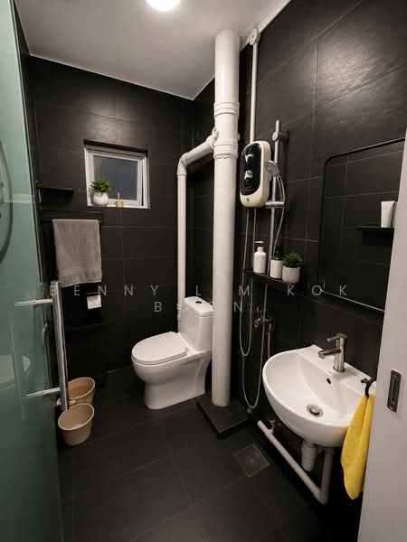 250 Bukit Batok East Avenue 5, 250 Bukit Batok East Avenue 5, 2 Bedrooms, 786 sqft, HDB Flat For Sale, by Benny Lim Kok Boon, 500220498 - Common Bathroom - PropertyGuru.com.sg