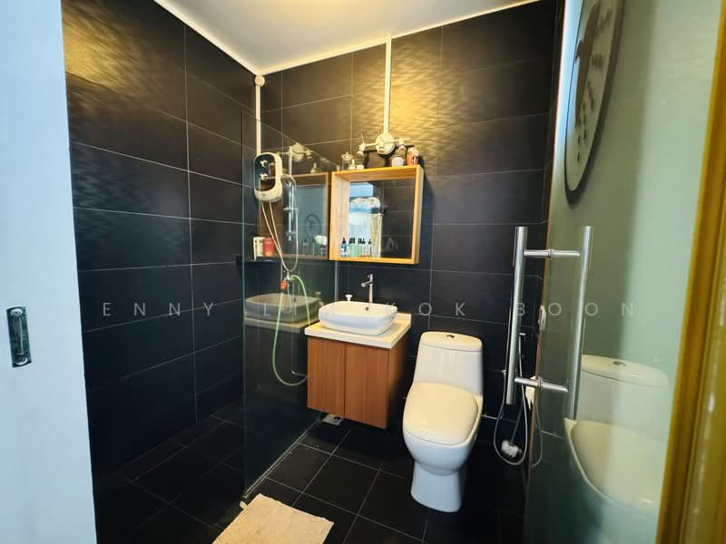 250 Bukit Batok East Avenue 5, 250 Bukit Batok East Avenue 5, 2 Bedrooms, 786 sqft, HDB Flat For Sale, by Benny Lim Kok Boon, 500220498 - Master Bathroom - PropertyGuru.com.sg