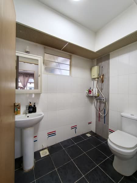 286B Compassvale Crescent, 286B Compassvale Crescent, 3 Bedrooms, 1,001 sqft, HDB Flat For Sale, by Nicole Tan, 500220502 - Bathroom - PropertyGuru.com.sg