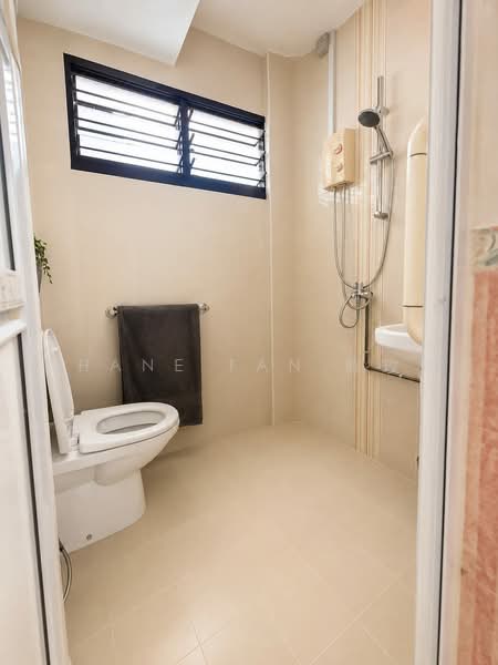 334 Hougang Avenue 5, 334 Hougang Avenue 5, 3 Bedrooms, 1,119 sqft, HDB Flat For Sale, by Shane Tan 陈玫璇, 500220512 - Bathroom - PropertyGuru.com.sg
