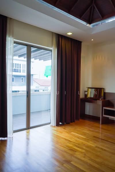 NS Facing! 2 Storey Resort Style Semi Detached with Private Pool in D16, Jalan Remis / Jalan Kupang / Sennett Lane, 4 Bedrooms, 3,800 sqft, Semi-Detached House For Sale, by Mak Hui Lyn, 500220521 - Balcony - PropertyGuru.com.sg