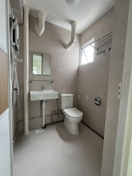 381 Clementi Avenue 5, 381 Clementi Avenue 5, 3 Bedrooms, 990 sqft, HDB Flat For Rent, by Gin Lee, 500220532 - Bathroom - PropertyGuru.com.sg