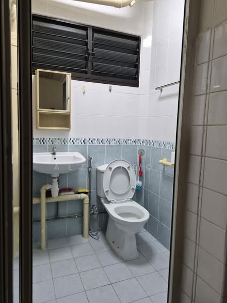 322 Bukit Batok Street 33, 322 Bukit Batok Street 33, Room Rental, 100 sqft, HDB Flat For Rent, by Alex Teoh, 500220533 - Bathroom - PropertyGuru.com.sg