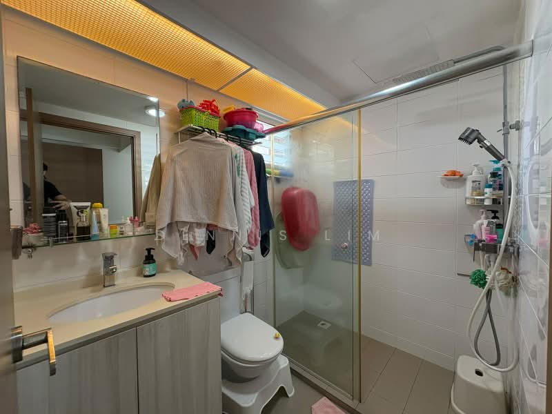 451B Bukit Batok West Avenue 6, 451B Bukit Batok West Avenue 6, 3 Bedrooms, 1,216 sqft, HDB Flat For Sale, by Dennis Lim, 500220536 - Bathroom - PropertyGuru.com.sg
