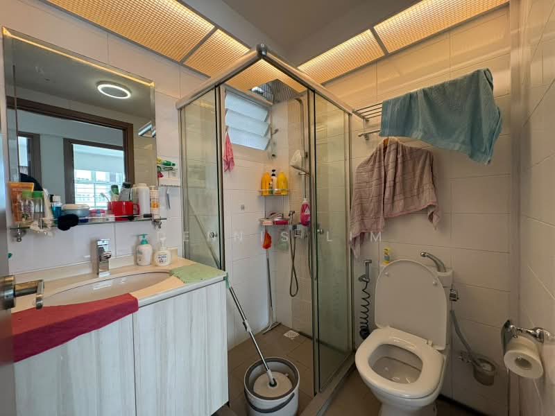 451B Bukit Batok West Avenue 6, 451B Bukit Batok West Avenue 6, 3 Bedrooms, 1,216 sqft, HDB Flat For Sale, by Dennis Lim, 500220536 - Bathroom - PropertyGuru.com.sg
