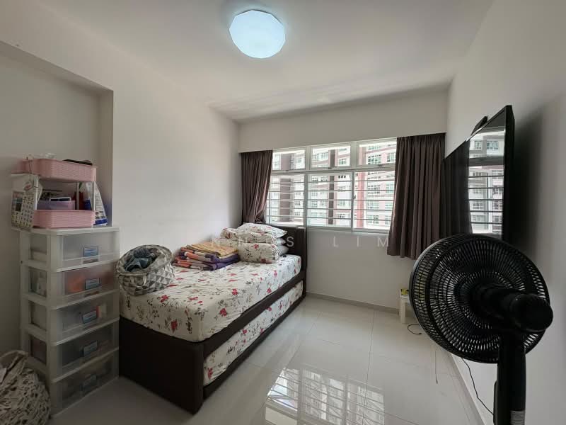 451B Bukit Batok West Avenue 6, 451B Bukit Batok West Avenue 6, 3 Bedrooms, 1,216 sqft, HDB Flat For Sale, by Dennis Lim, 500220536 - Bedroom - PropertyGuru.com.sg