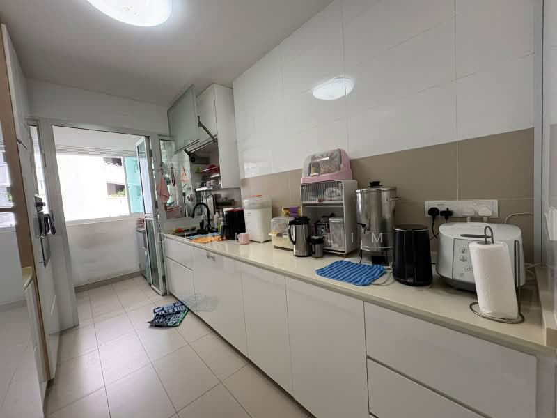 451B Bukit Batok West Avenue 6, 451B Bukit Batok West Avenue 6, 3 Bedrooms, 1,216 sqft, HDB Flat For Sale, by Dennis Lim, 500220536 - Kitchen - PropertyGuru.com.sg