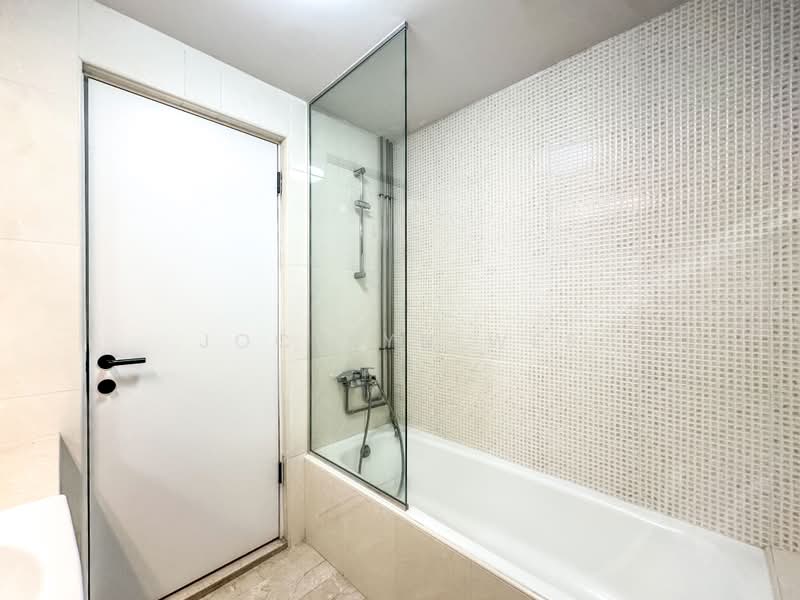 Just off-Orchard - Large size format! Updated renos W old world charm, , 3 Bedrooms, 2,476 sqft, Condominium For Rent, by Jocelyn Wee, 500220544 - Bathroom - PropertyGuru.com.sg