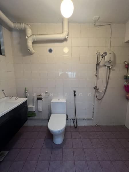 688 Jurong West Central 1, 688 Jurong West Central 1, 3 Bedrooms, 1,065 sqft, HDB Flat For Sale, by Dennis Goh, 500220569 - Master bathroom - PropertyGuru.com.sg