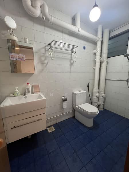 688 Jurong West Central 1, 688 Jurong West Central 1, 3 Bedrooms, 1,065 sqft, HDB Flat For Sale, by Dennis Goh, 500220569 - Bathroom - PropertyGuru.com.sg