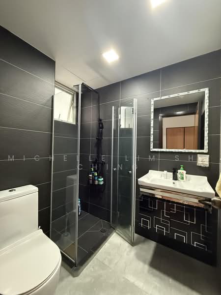 Casablanca, 23 Rosewood Drive, 2 Bedrooms, 947 sqft, Condominium For Sale, by Michelle Lim Shu Ching, 500220612 - Renovated Common Bathroom - PropertyGuru.com.sg