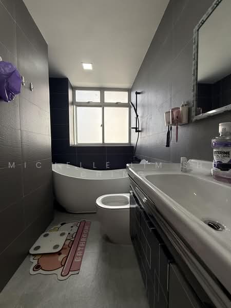 Casablanca, 23 Rosewood Drive, 2 Bedrooms, 947 sqft, Condominium For Sale, by Michelle Lim Shu Ching, 500220612 - Renovated master Bathroom - PropertyGuru.com.sg