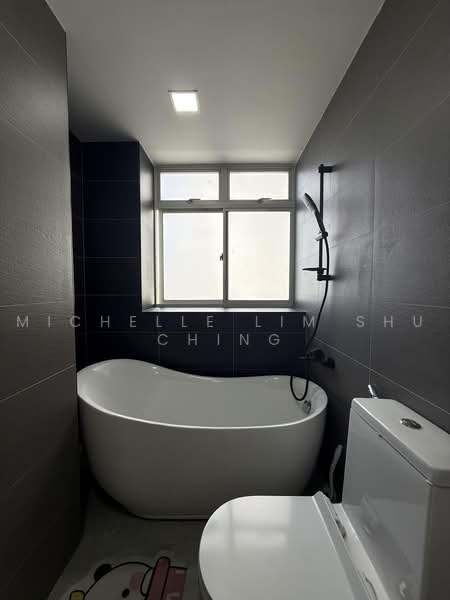Casablanca, 23 Rosewood Drive, 2 Bedrooms, 947 sqft, Condominium For Sale, by Michelle Lim Shu Ching, 500220612 - Renovated master Bathroom - PropertyGuru.com.sg