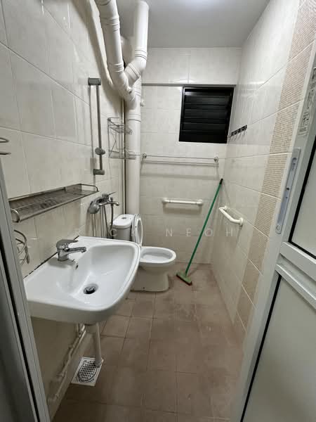 209 Serangoon Central, 209 Serangoon Central, 2 Bedrooms, 721 sqft, HDB Flat For Rent, by Rick Neoh, 500220695 - Bathroom - PropertyGuru.com.sg