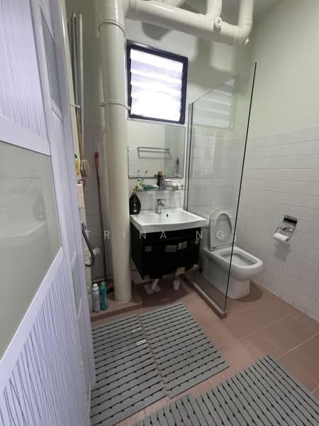 661 Hougang Avenue 4, 661 Hougang Avenue 4, 2 Bedrooms, 796 sqft, HDB Flat For Sale, by Trina Ng, 500220706 - Bathroom - PropertyGuru.com.sg