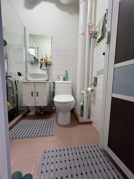 661 Hougang Avenue 4, 661 Hougang Avenue 4, 2 Bedrooms, 796 sqft, HDB Flat For Sale, by Trina Ng, 500220706 - Bathroom - PropertyGuru.com.sg