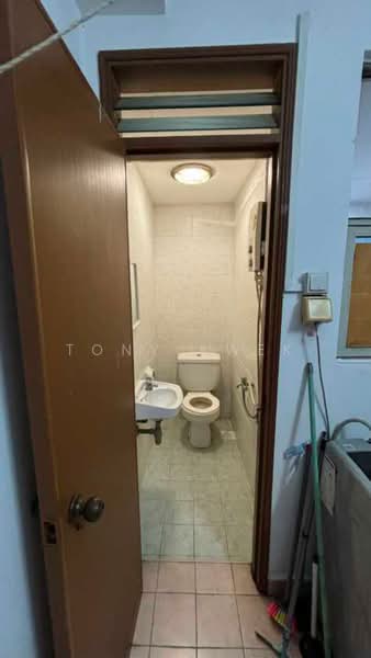 Northoaks, 28 Woodlands Cresent, 3 Bedrooms, 1,249 sqft, Condominium For Sale, by Tony Kwek, 500220710 - Bathroom - PropertyGuru.com.sg