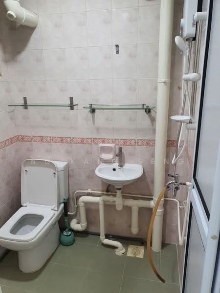 702 West Coast Road, 702 West Coast Road, 2 Bedrooms, 721 sqft, HDB Flat For Rent, by Ng Kang Seng, 500220726 - Bathroom - PropertyGuru.com.sg